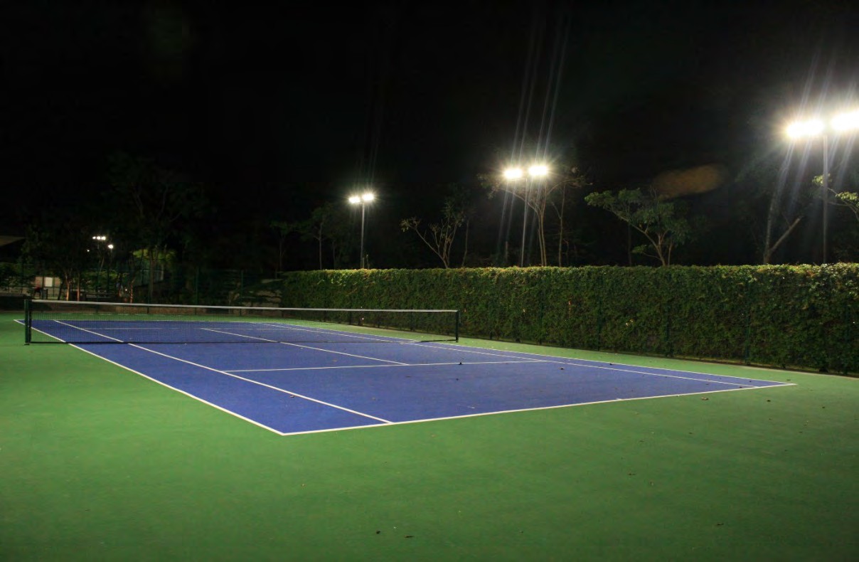 Cancha de tenis iluminada de noche