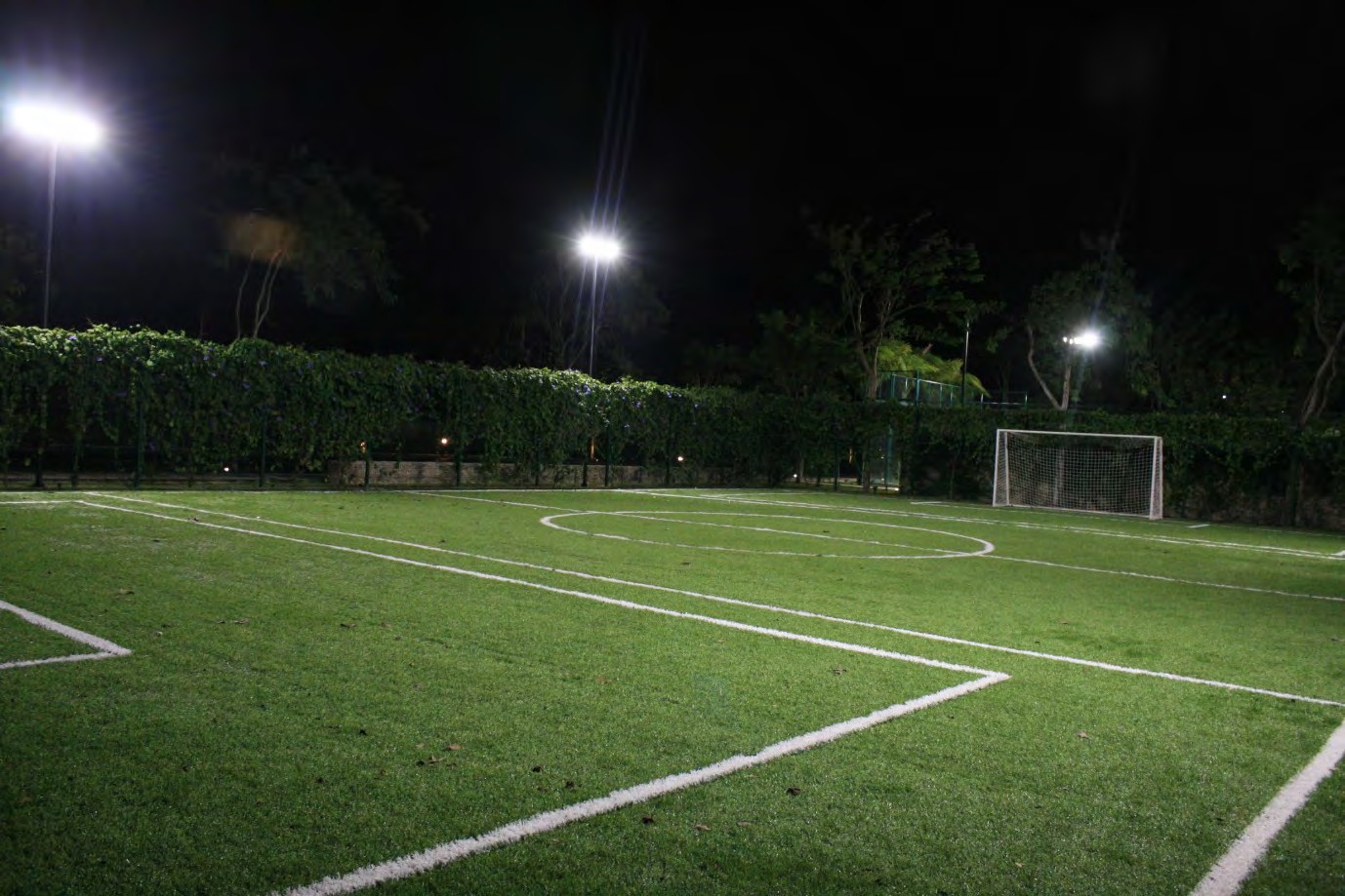 Cancha de fútbol iluminada de noche