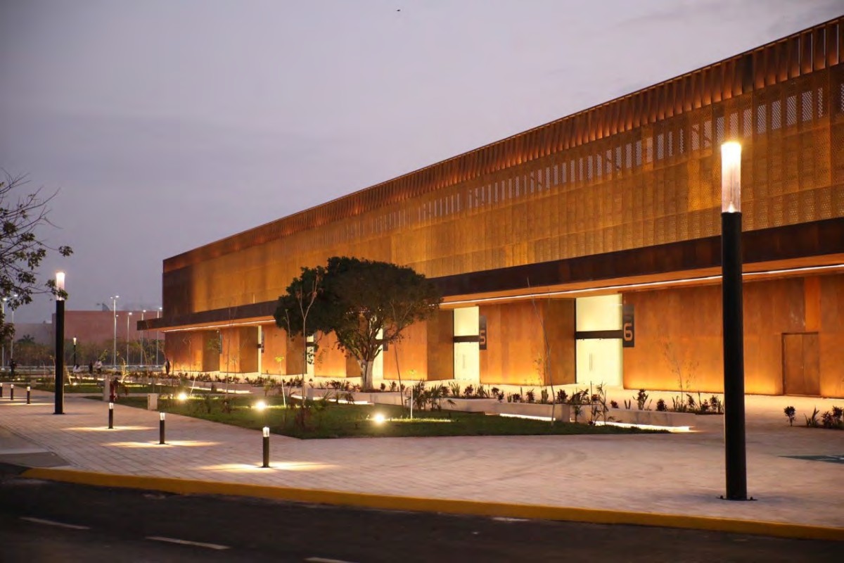 Centro de Convenciones Yucatán Siglo XXI iluminado al anochecer