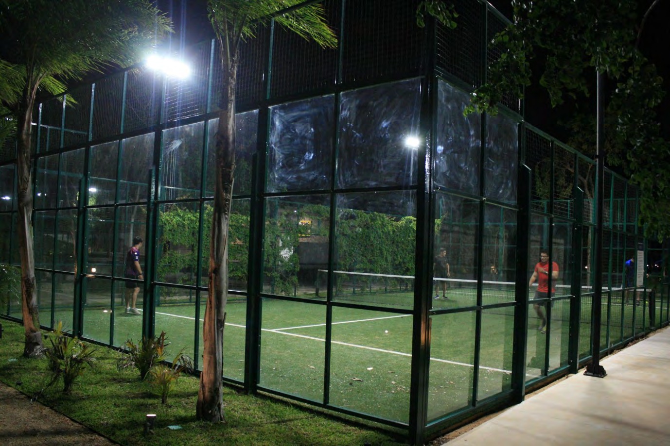 Cancha de pádel iluminada de noche