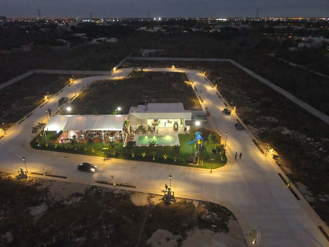 Privada Ka’an iluminada de noche