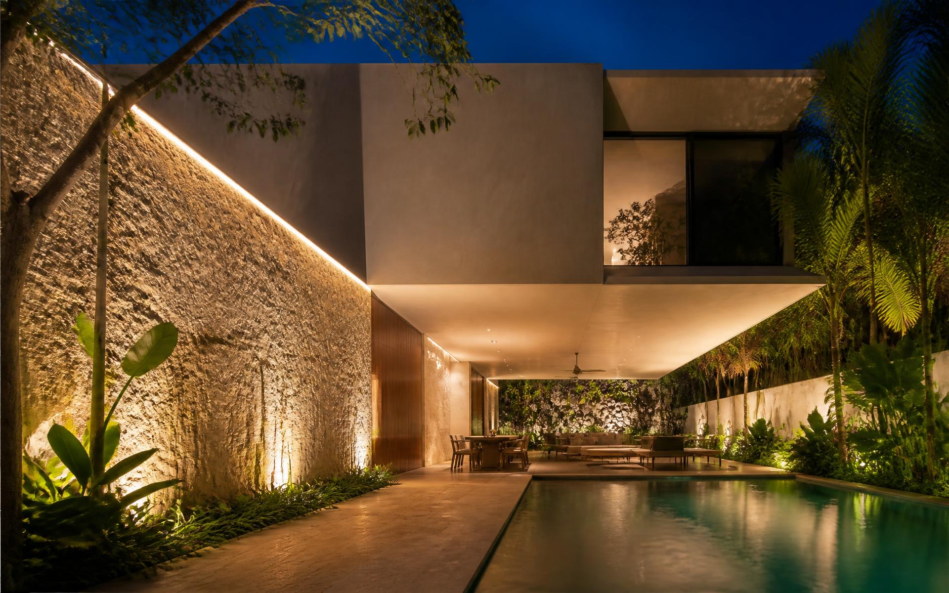 Residencia contemporánea iluminada de noche